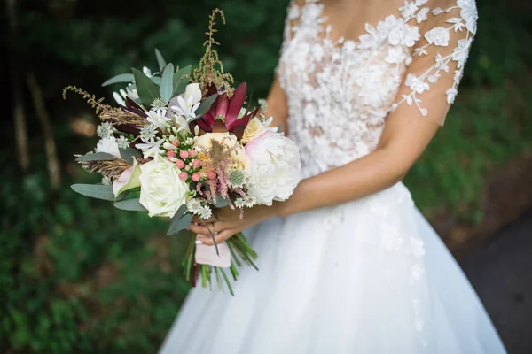 Prachtige Bruid Met Bruiloft Bloemen — Stockfoto