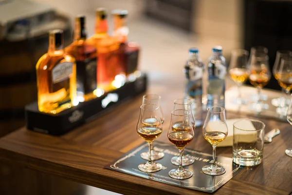 Kentucky viskisinin tadına bakıyorum.