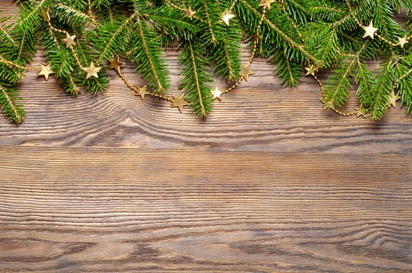 Goldener Weihnachtsschmuck Und Tannenzweig Auf Holzgrund — Stockfoto