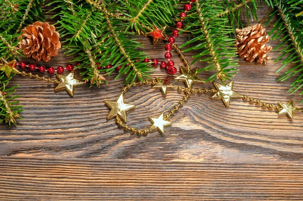 Χριστουγεννιάτικες Χρυσές Και Κόκκινες Διακοσμήσεις Κουκουνάρι Και Έλατο Ξύλινο Φόντο — Φωτογραφία Αρχείου