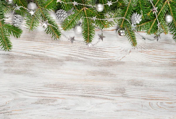 Dekoracje Świąteczne Szyszka Sosnowa Gałąź Jodły Białym Drewnianym Tle — Zdjęcie stockowe
