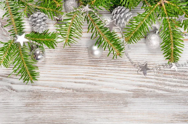 Χριστουγεννιάτικα Στολίδια Κουκουνάρι Και Έλατο Λευκό Ξύλινο Φόντο — Φωτογραφία Αρχείου