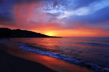 Deniz kıyısında manzara renkli gün batımı
