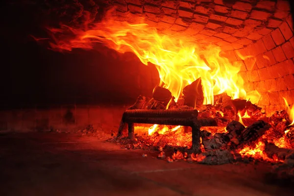 薪オーブンで焼く — ストック写真