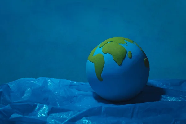 Глиняная Земля Плавающая Голубом Пластиковом Океане — стоковое фото