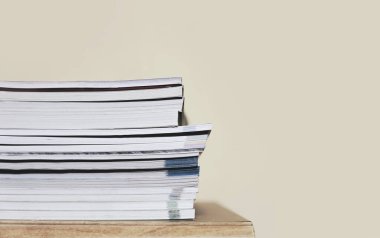 Telif alanı arkaplanı olan ahşap masa üzerinde bir kitap yığını.