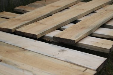 Kereste değirmeninde panoları yığını