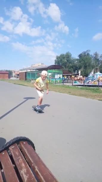 Băiețel pe un skateboard în parc — Videoclip de stoc