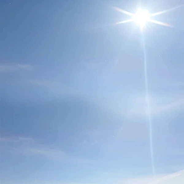 Image du ciel bleu, des nuages et des rayons du soleil — Image vectorielle