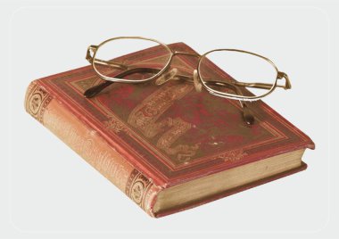 Eski bir kitap gözlük. Arka plan yağ. Kitabın yan görünüm.