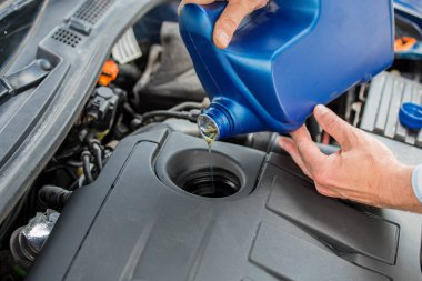 Araba motoruna yağ boşaltma, hizmet motor yağı değiştirme