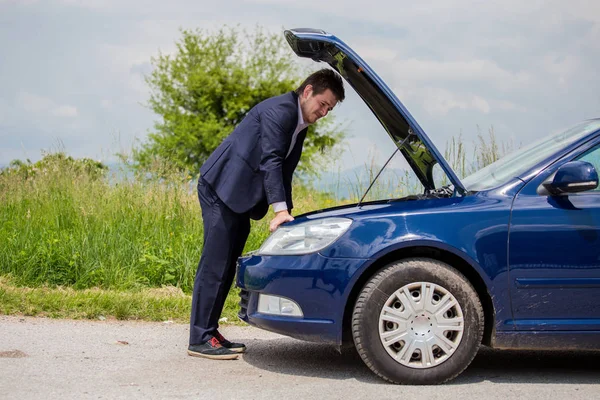 Une Voiture Cassée Sur Route Conducteur Tient Capot Ouvert Regarde — Photo