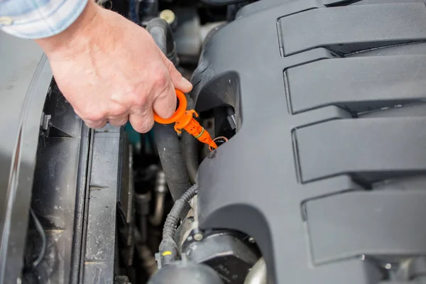 Kontroll Nivån Olja Bilens Motor Att Skydda Mot Eventuella Bil — Stockfoto