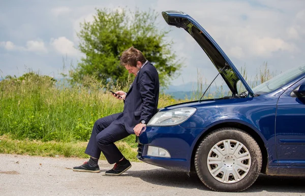 Een Kapotte Auto Weg Bestuurder Heeft Een Open Kap Horloges — Stockfoto