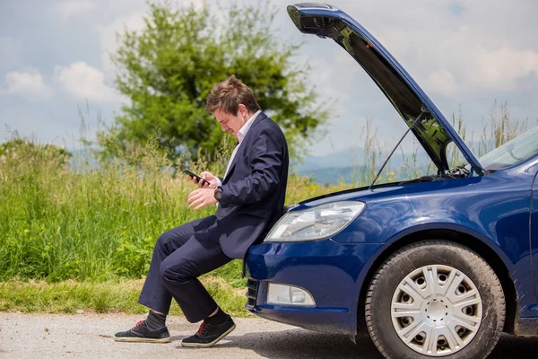 Een Kapotte Auto Weg Bestuurder Heeft Een Open Kap Horloges — Stockfoto