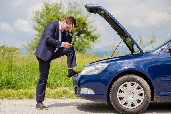 Een Kapotte Auto Weg Bestuurder Houdt Zijn Hoofd Een Open — Stockfoto