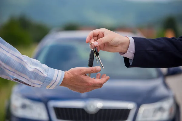 Verkopen Van Een Auto Geeft Verkoper Autosleutels Aan Koper Het — Stockfoto