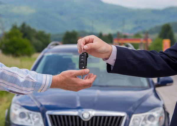 Verkopen Van Een Auto Geeft Verkoper Autosleutels Aan Koper Het — Stockfoto