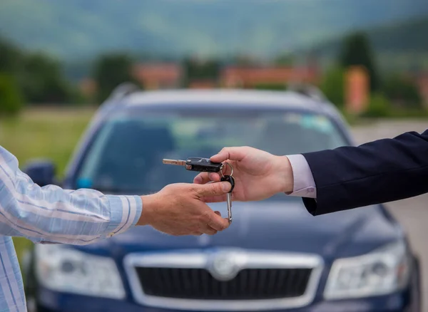 Продаючи Машину Продавець Дає Покупцеві Ключі Від Машини Купуючи Машину — стокове фото