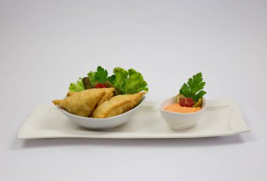 Geleneksel Arapça çanak, yeşil salata ve geleneksel Arapça yemek süslemeleri, sosis sosu, soslu soslu yeşil salata ve salatalık, süslemeli