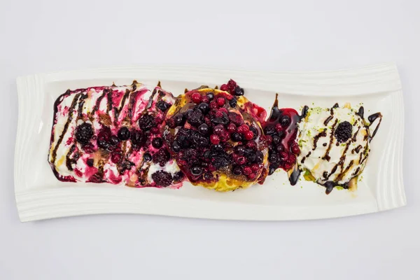 Tatlı, Amerikan çikolata, çırpılmış krema ve cupcake, ahududu, böğürtlen dekore edilmiş krep, Restoran, bir tabakta krep