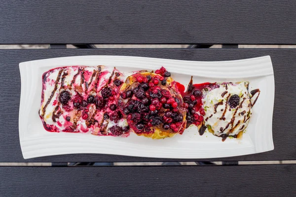 Tatlı, Amerikan çikolata, çırpılmış krema ve cupcake, ahududu, böğürtlen dekore edilmiş krep, Restoran, bir tabakta krep