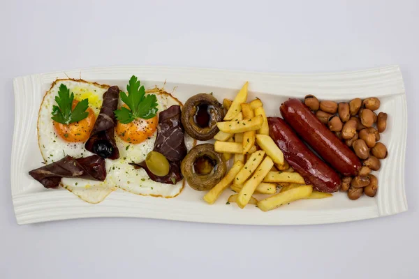 Geleneksel Amerikan kahvaltı, sosis, yumurta, fasulye, patates kızartması ve dekoratif sebze, hizmet bir plaka, Restoran, Servisi