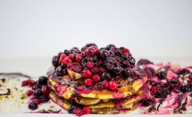 Tatlı, Amerikan çikolata, çırpılmış krema ve cupcake, ahududu, böğürtlen dekore edilmiş krep, Restoran, bir tabakta krep