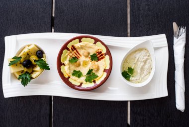 Geleneksel Arapça Kahvaltı, marul, yumurta, peynir, zeytin ve dekoratif sebze, hizmet bir plaka, Restoran, Servisi