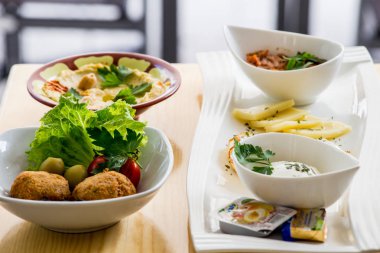 Geleneksel Arapça Kahvaltı, marul, yumurta, peynir, zeytin ve dekoratif sebze, hizmet bir plaka, Restoran, Servisi