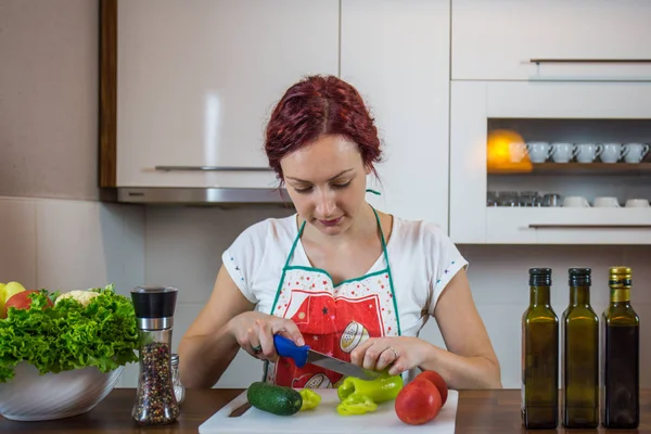 Niña Cocina Sonrisa Cara Almuerzo Cocina Varias Verduras Preparación Lechuga — Foto de Stock