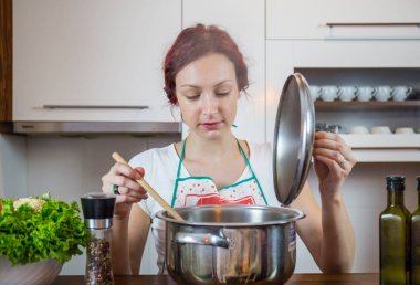 Mutfakta genç bir kız, yüzüne gülümse, öğle yemeği pişir, çeşitli sebzeler hazırla, marul, brokoli, mutfak, kız mutfakta, Cassia sebzeleri.