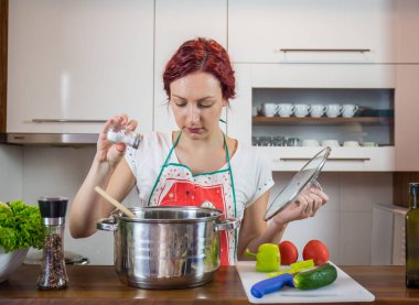 Mutfakta bir kız, öğle yemeği, tuz, biber, sağlıklı gıda, sebze, salata, kız mutfakta bir yemek hazırlanıyor hazırlanıyor