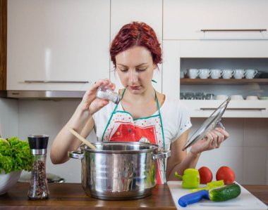 Mutfakta bir kız, öğle yemeği, tuz, biber, sağlıklı gıda, sebze, salata, kız mutfakta bir yemek hazırlanıyor hazırlanıyor