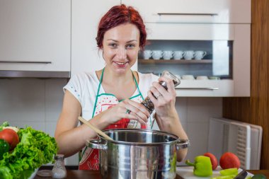 Mutfakta bir kız, öğle yemeği, tuz, biber, sağlıklı gıda, sebze, salata, kız mutfakta bir yemek hazırlanıyor hazırlanıyor