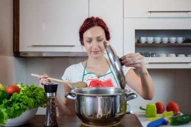 Mutfakta bir kız, öğle yemeği, tuz, biber, sağlıklı gıda, sebze, salata, kız mutfakta bir yemek hazırlanıyor hazırlanıyor