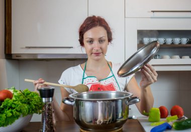 Mutfakta bir kız, öğle yemeği, tuz, biber, sağlıklı gıda, sebze, salata, kız mutfakta bir yemek hazırlanıyor hazırlanıyor