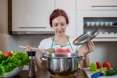 Mutfakta bir kız, öğle yemeği, tuz, biber, sağlıklı gıda, sebze, salata, kız mutfakta bir yemek hazırlanıyor hazırlanıyor