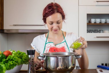 Mutfakta bir kız, öğle yemeği, tuz, biber, sağlıklı gıda, sebze, salata, kız mutfakta bir yemek hazırlanıyor hazırlanıyor