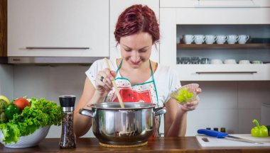 Mutfakta bir kız, öğle yemeği, tuz, biber, sağlıklı gıda, sebze, salata, kız mutfakta bir yemek hazırlanıyor hazırlanıyor