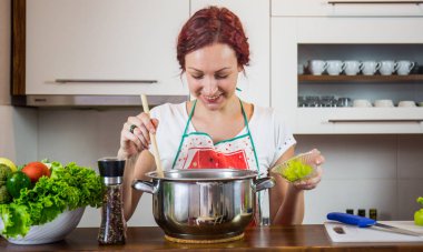 Mutfakta bir kız, öğle yemeği, tuz, biber, sağlıklı gıda, sebze, salata, kız mutfakta bir yemek hazırlanıyor hazırlanıyor