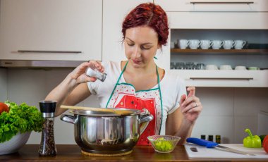 Mutfakta bir kız, öğle yemeği, tuz, biber, sağlıklı gıda, sebze, salata, kız mutfakta bir yemek hazırlanıyor hazırlanıyor