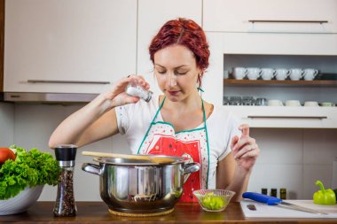 Mutfakta bir kız, öğle yemeği, tuz, biber, sağlıklı gıda, sebze, salata, kız mutfakta bir yemek hazırlanıyor hazırlanıyor