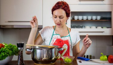 Mutfakta bir kız, öğle yemeği, tuz, biber, sağlıklı gıda, sebze, salata, kız mutfakta bir yemek hazırlanıyor hazırlanıyor