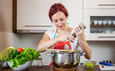 Mutfakta bir kız, öğle yemeği, tuz, biber, sağlıklı gıda, sebze, salata, kız mutfakta bir yemek hazırlanıyor hazırlanıyor
