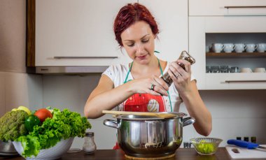 Mutfakta bir kız, öğle yemeği, tuz, biber, sağlıklı gıda, sebze, salata, kız mutfakta bir yemek hazırlanıyor hazırlanıyor
