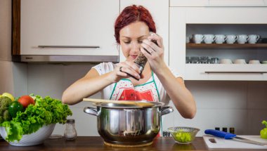 Mutfakta bir kız, öğle yemeği, tuz, biber, sağlıklı gıda, sebze, salata, kız mutfakta bir yemek hazırlanıyor hazırlanıyor