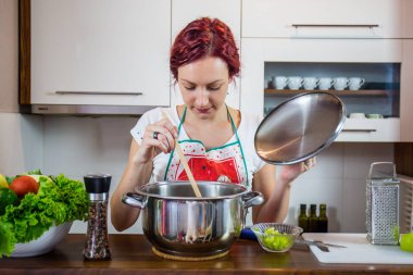 Mutfakta bir kız, öğle yemeği, tuz, biber, sağlıklı gıda, sebze, salata, kız mutfakta bir yemek hazırlanıyor hazırlanıyor