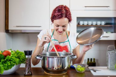 Mutfakta bir kız, öğle yemeği, tuz, biber, sağlıklı gıda, sebze, salata, kız mutfakta bir yemek hazırlanıyor hazırlanıyor