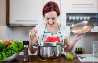 Mutfakta bir kız, öğle yemeği, tuz, biber, sağlıklı gıda, sebze, salata, kız mutfakta bir yemek hazırlanıyor hazırlanıyor